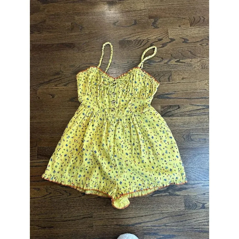 Urban Outfitters Women’s floral sleeveless romper size Medium yellow 2851